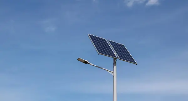 Moderne Straßenbeleuchtung Mit Photovoltaik Panel Stockbild