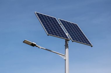 Güneş fotovoltaik paneli ile modern sokak aydınlatma alanı