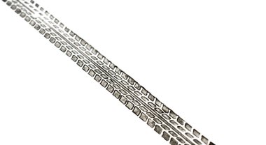 Beyaz arka planda siyah traktör lastiği izleri