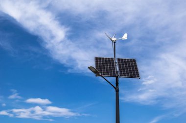 Güneş fotovoltaik paneli ile modern sokak aydınlatma alanı