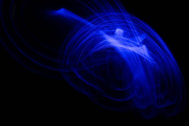 Karanlıktaki mavi ışık çizgileri