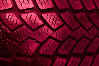 Lastik izleri, lastik izleri kırmızı. 