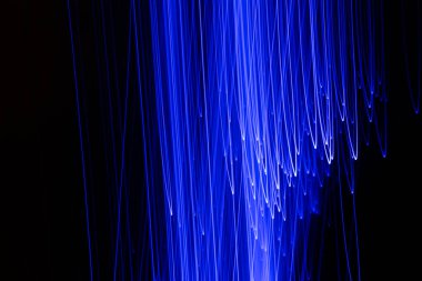 Karanlıktaki mavi ışık çizgileri