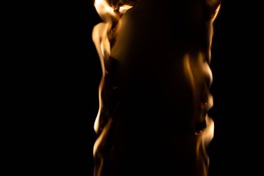 Yanan kağıt, parlayan kağıt kenarı siyah arkaplan üzerinde