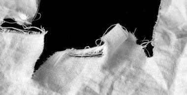 Kara delikli eski beyaz paçavra.