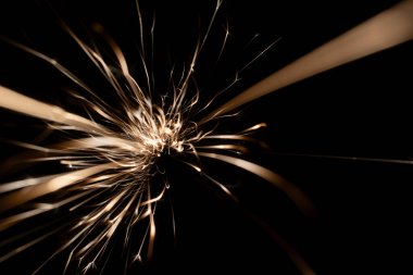 İleride karanlıkta parlayan öğütücüden kıvılcımlar