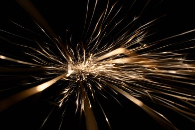 İleride karanlıkta parlayan öğütücüden kıvılcımlar