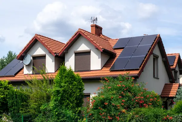 Evin çatısındaki fotovoltaik paneller.