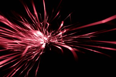 İleride karanlıkta parlayan öğütücüden kırmızı kıvılcımlar.