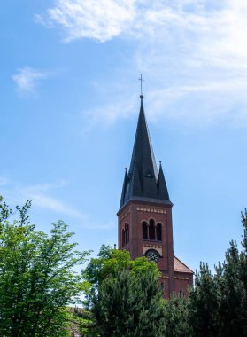 Kilise kulesi, tuğladan yapılmış ve bakır çarşafla kaplı.