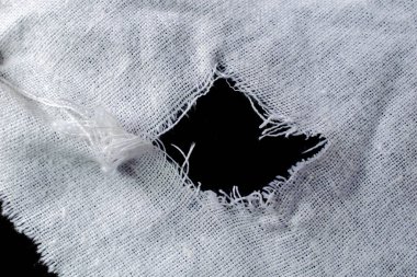 Kara delikli beyaz tuval