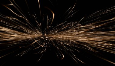 İleride karanlıkta parlayan öğütücüden kıvılcımlar