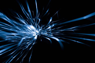 İleride karanlıkta parlayan öğütücüden çıkan mavi kıvılcımlar.