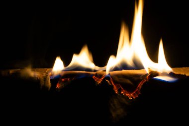 Yanan kağıt, parlayan kağıt kenarı siyah arkaplan üzerinde