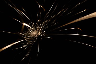 İleride karanlıkta parlayan öğütücüden kıvılcımlar