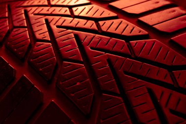 Kırmızı lastik izi, lastik izleri.