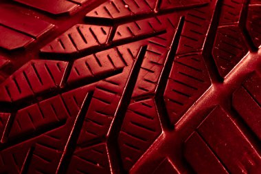 Kırmızı lastik izi, lastik izleri.