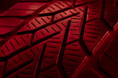 Kırmızı lastik izi, lastik izleri.