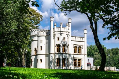 Bytom 'daki neo-gotik tarzda bir 19. yüzyıl sarayı, Miechowice' deki Tiele-Winckler Sarayı..