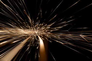 İleride karanlıkta parlayan öğütücüden kıvılcımlar