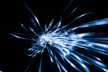 İleride karanlıkta parlayan öğütücüden çıkan mavi kıvılcımlar.