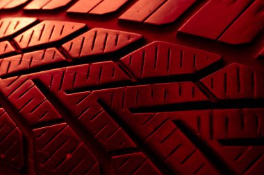 Kırmızı lastik izi, lastik izleri.