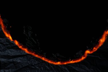 Yanan kağıt, parlayan kağıt kenarı siyah arkaplan üzerinde