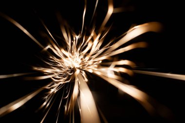 İleride karanlıkta parlayan öğütücüden kıvılcımlar