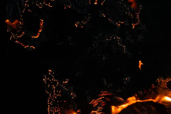 Yanan kağıt, parlayan kağıt kenarı siyah arkaplan üzerinde