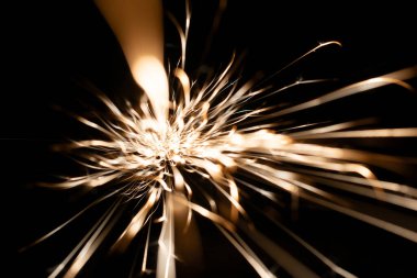 İleride karanlıkta parlayan öğütücüden kıvılcımlar