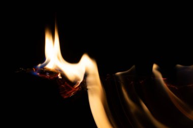 Yanan kağıt, parlayan kağıt kenarı siyah arkaplan üzerinde