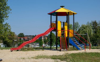 Güneşli bir günde çocuklar için eğitici oyun alanı