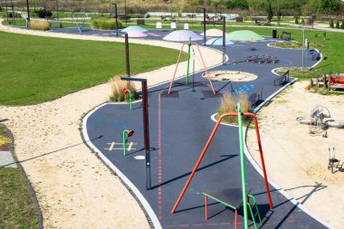 Güneşli bir günde çocuklar için eğitici oyun alanı