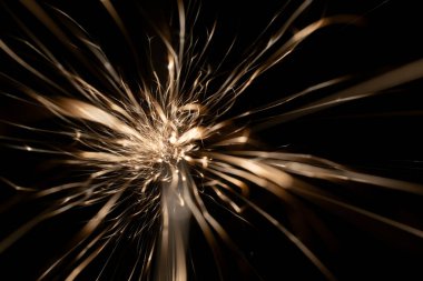 İleride karanlıkta parlayan öğütücüden kıvılcımlar