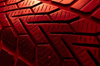 Kırmızı lastik izi, lastik izleri.