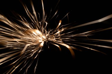 İleride karanlıkta parlayan öğütücüden kıvılcımlar