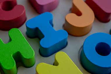 Ahşap eğitim harfleri, dağınık harfler bir arka plan oluşturur