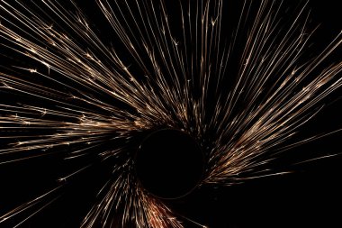 Karanlıkta parlayan öğütücüden kıvılcımlar