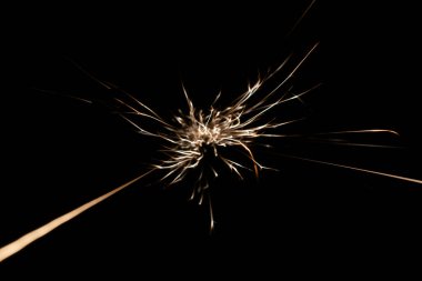 İleride karanlıkta parlayan öğütücüden kıvılcımlar