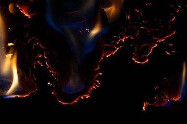 Yanan kağıt, parlayan kağıt kenarı siyah arkaplan üzerinde