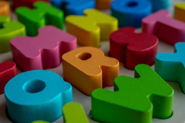 Ahşap eğitim harfleri, dağınık harfler bir arka plan oluşturur