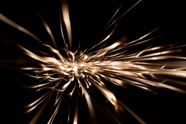 İleride karanlıkta parlayan öğütücüden kıvılcımlar