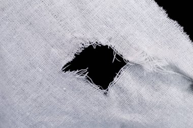 Kara delikli beyaz tuval