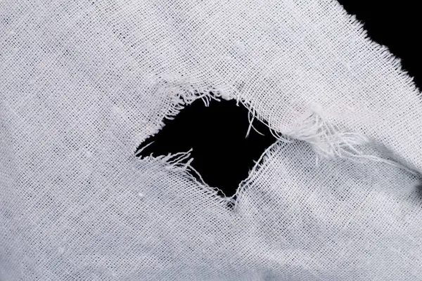 Kara delikli beyaz tuval