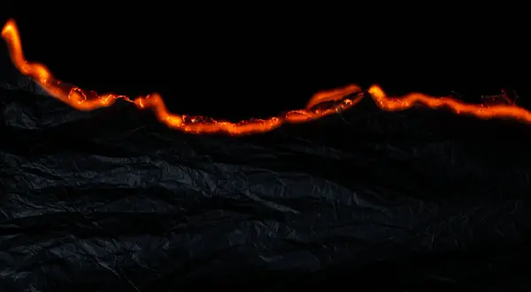 Yanan kağıt, parlayan kağıt kenarı siyah arkaplan üzerinde
