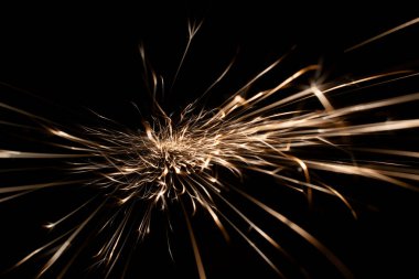 İleride karanlıkta parlayan öğütücüden kıvılcımlar