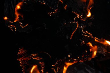 Yanan kağıt, parlayan kağıt kenarı siyah arkaplan üzerinde