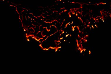 Yanan kağıt, parlayan kağıt kenarı siyah arkaplan üzerinde