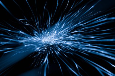 İleride karanlıkta parlayan öğütücüden çıkan mavi kıvılcımlar.