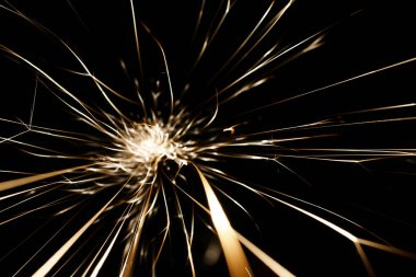 İleride karanlıkta parlayan öğütücüden kıvılcımlar